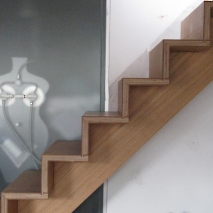 moderne - aufgesattelte Treppe